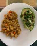 Palta rellena de lentejas y pepinillo