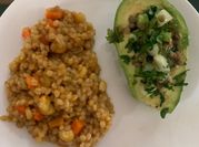 Una foto de palta rellena vegetales