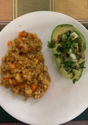 Una foto de Palta rellena de lentejas y pepinillo