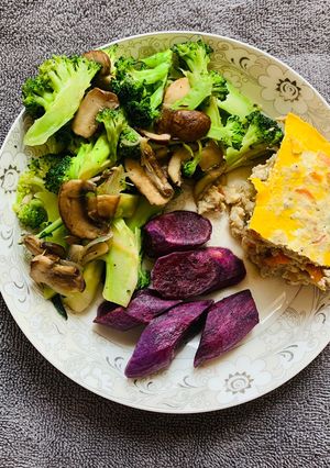 Hình của món Trứng hấp thịt băm, broccoli+nấm xào, khoai lang nướng(eatclean).