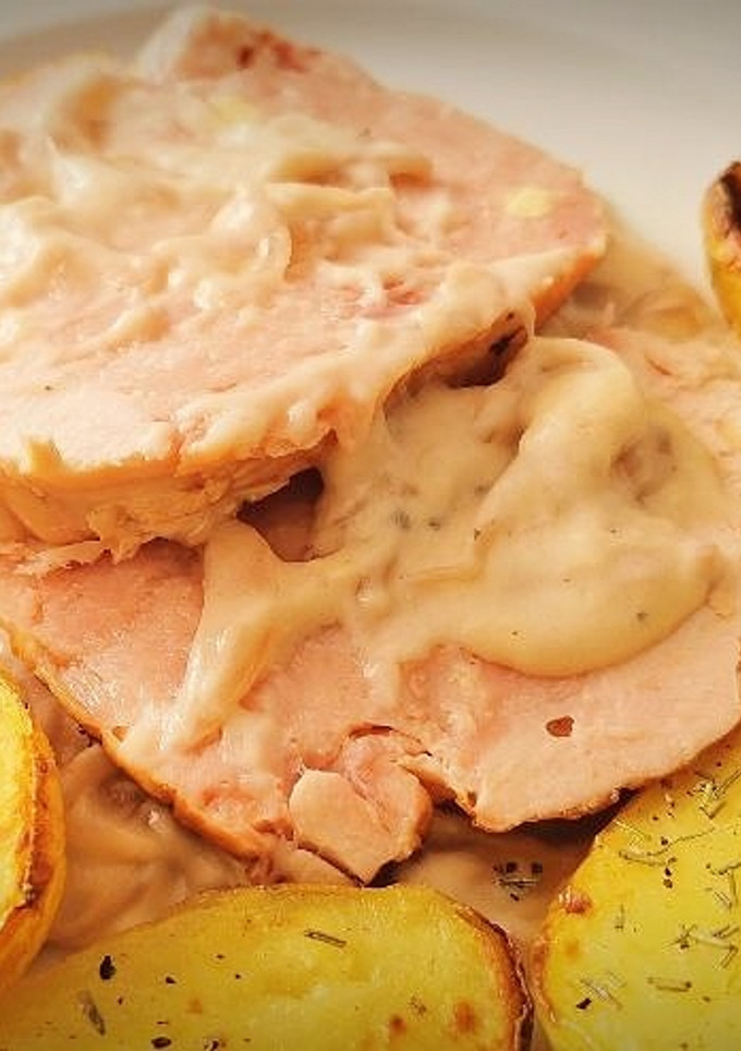 Una foto de Pollo relleno de huevo duro, york y queso en salsa de vino de Oporto