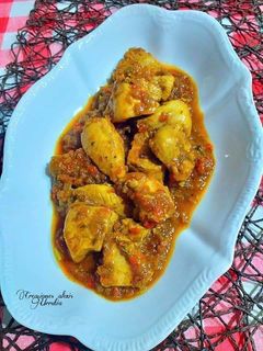 Una foto de Pechugas de pollo en salsa de pimientos varios y ras el hanout