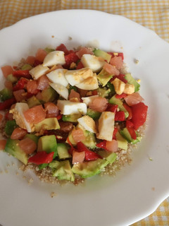 Una foto de Ensalada de Cuscús o Quinoa y pimientos del piquillo con salmón ahumado