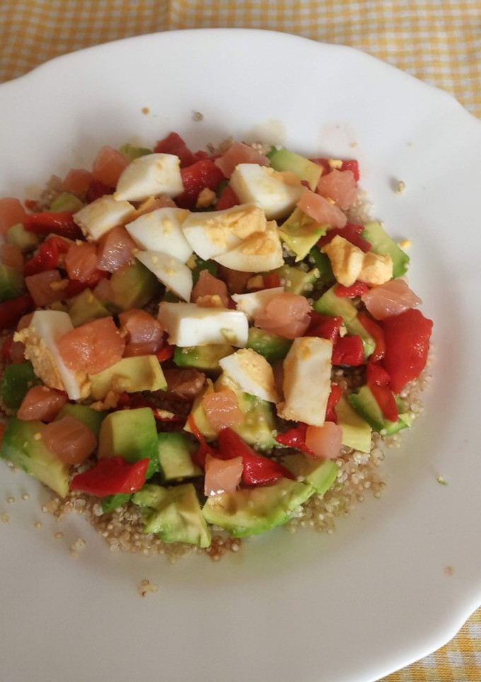 Una foto de Ensalada de Cuscús o Quinoa y pimientos del piquillo con salmón ahumado