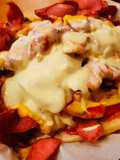 Salchipapas con queso fundido