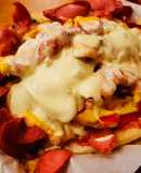 Salchipapas con queso fundido