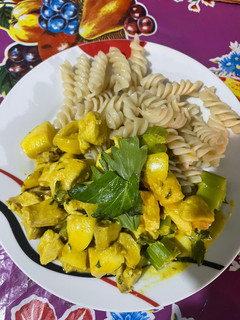 Una foto de Pollo en curry y pasta