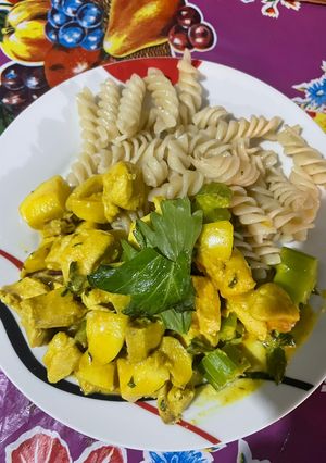 Una foto de Pollo en curry y pasta
