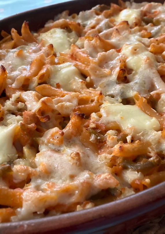 Una foto de Macarrones vegetarianos con verduras, soja texturizada y 4 quesos