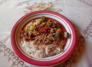 Una foto de Guiso de carne molida, puerro, zapallito y tomate