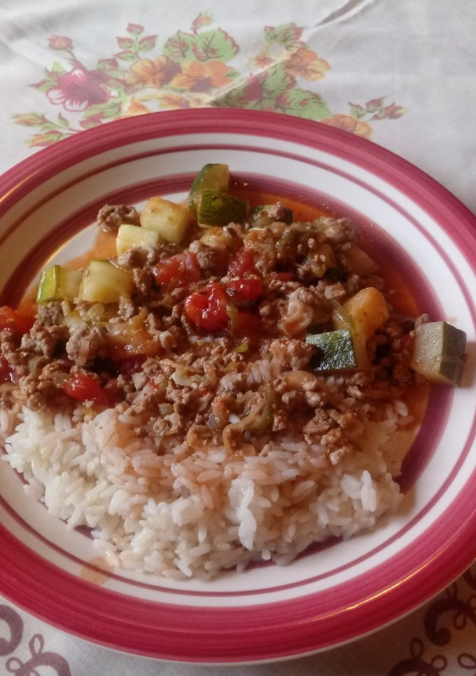 Una foto de Guiso de carne molida, puerro, zapallito y tomate