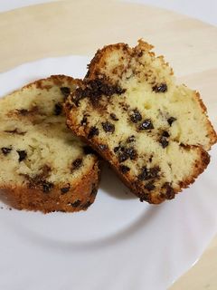 Una foto de Bizcocho de yogur nueces y chocolate