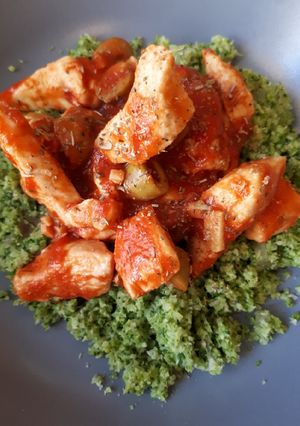 Une photo de Poulet tomate/olives et semoule de brocolis