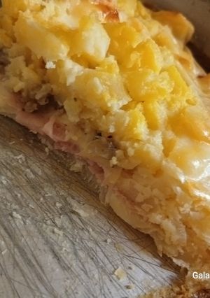 Una foto de Tarta con jamón queso cebolla y papas