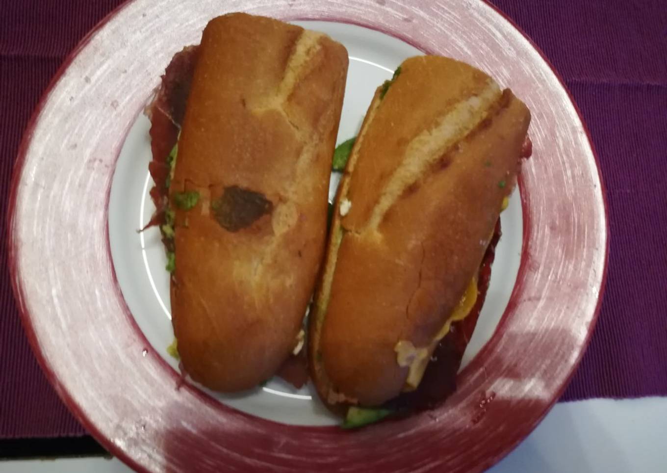 Bikini jamón salado y aguacate