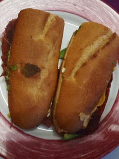 Una foto de Bikini jamón salado y aguacate