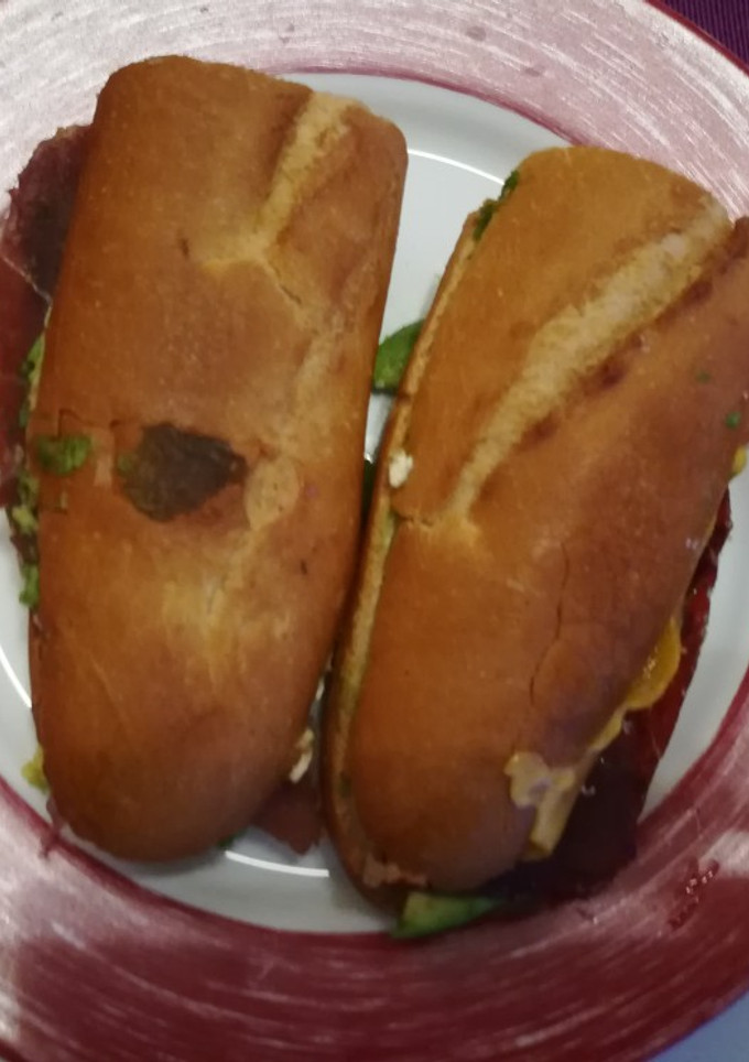 Una foto de Bikini jamón salado y aguacate