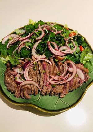 รูปของ สเต็กเนื้อย่างกับสลัด คีโต (Thai beef salad)
