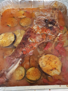 Una foto de Paletilla lechal con cama de verduras