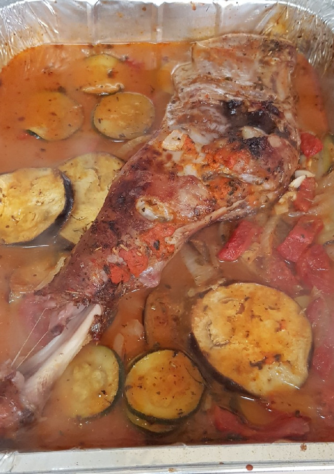 Una foto de Paletilla lechal con cama de verduras
