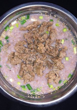 Hình của món Cháo gạo lứt muối mè thịt bò.