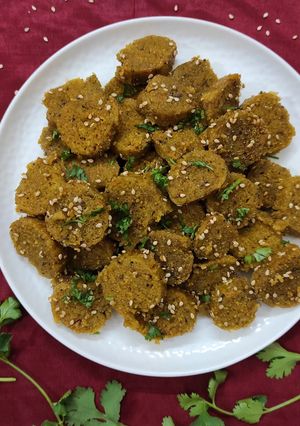 પાલક પૌંઆ ના મુઠીયા (Palak Poha Muthia Recipe In Gujarati) રેસીપી મુખ્ય ફોટો