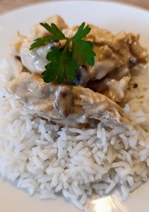 Mogyoróvajas tejszínes csirkemell főtt petrezselymes rizzsel recept fotója