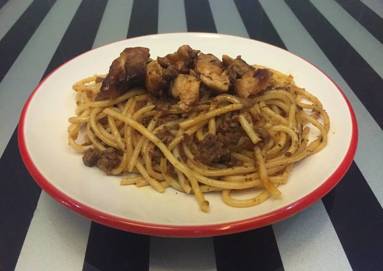 Spaghetti bolognese with chicken fillet