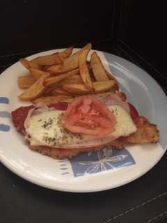 Una foto de Milanesas de carne a la napolitana con papas fritas 🇦🇷