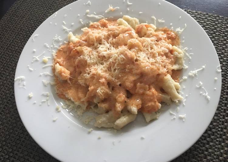 Gnocchi en salsa rosa y queso añejo