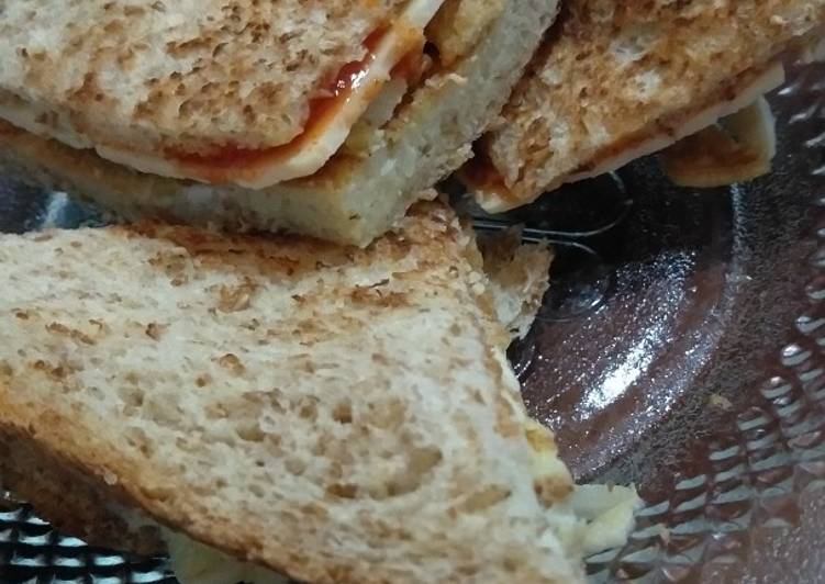 Bagaimana Menyiapkan Sandwich roti gandum isi keju dan telur untuk diet yang Enak Banget