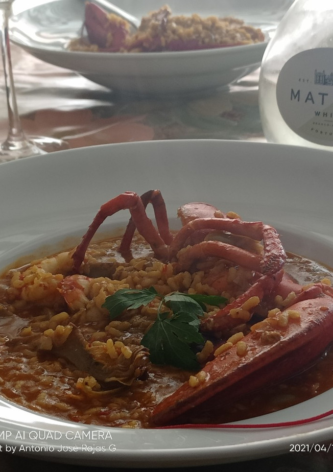 Una foto de Arroz meloso de bogavante y alcachofas