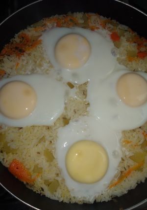 Una foto de Arroz con papa y huevo