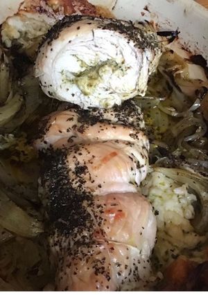 Une photo de Roulé de dinde farci au pesto et fromage grec avec ses oignons confits