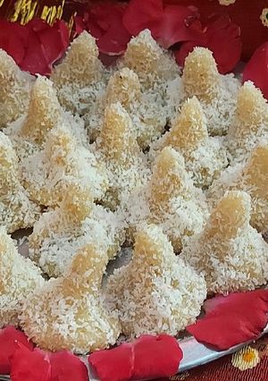 खवा मोदक (khava modak recipe in marathi) रेसिपी चे मुख्य फोटो 