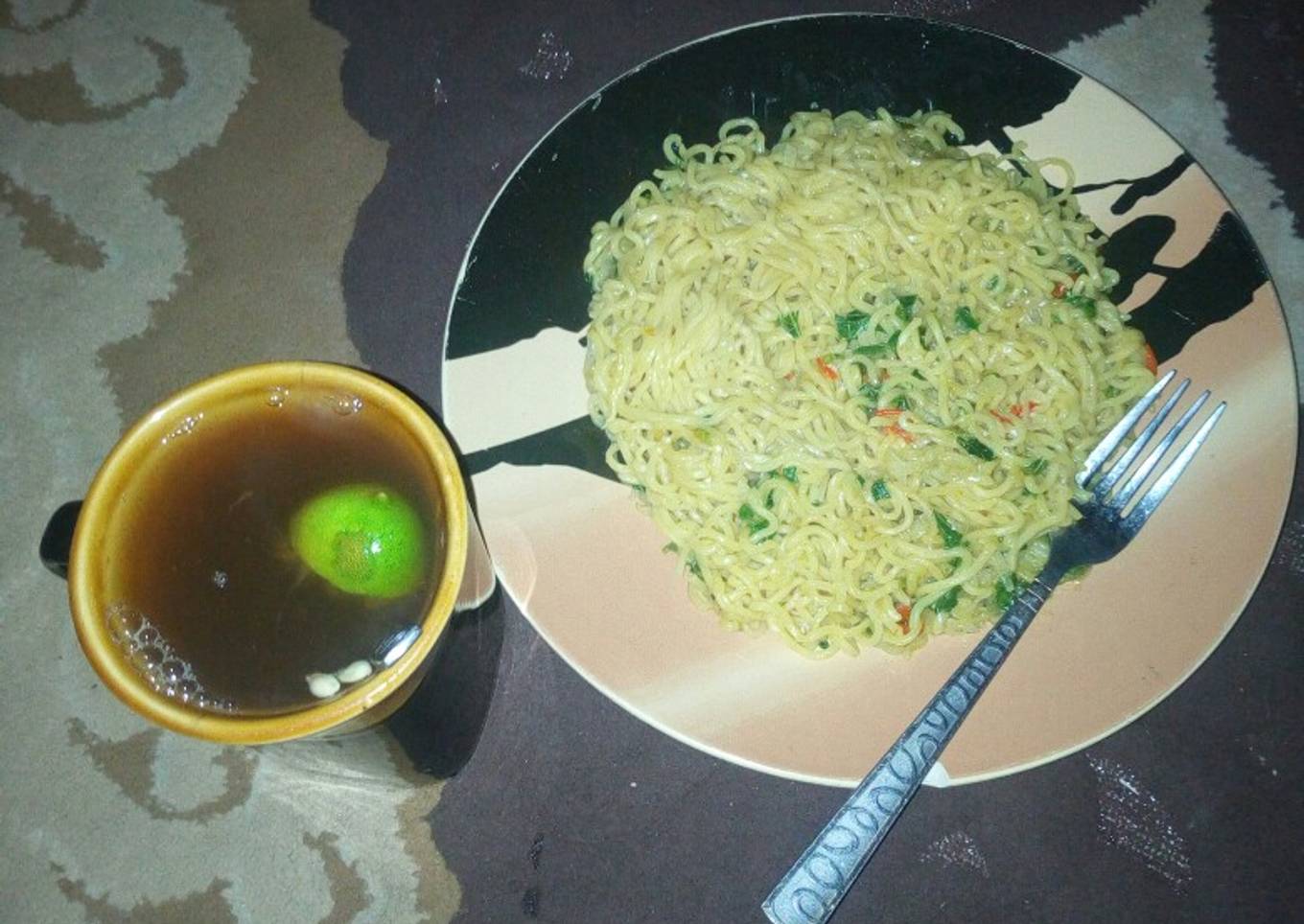 Spinach indomie noodles with lemon tea