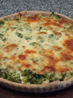 Una foto de TARTA DE Brócoli con la receta de Masa de tarta salada sin manteca de Eli Miner