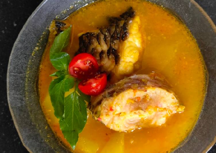 Proses memasak Sup ikan bumbu kuning yang Sempurna