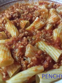 Una foto de Tortiglioni con salsa de carne y cebolla confitada