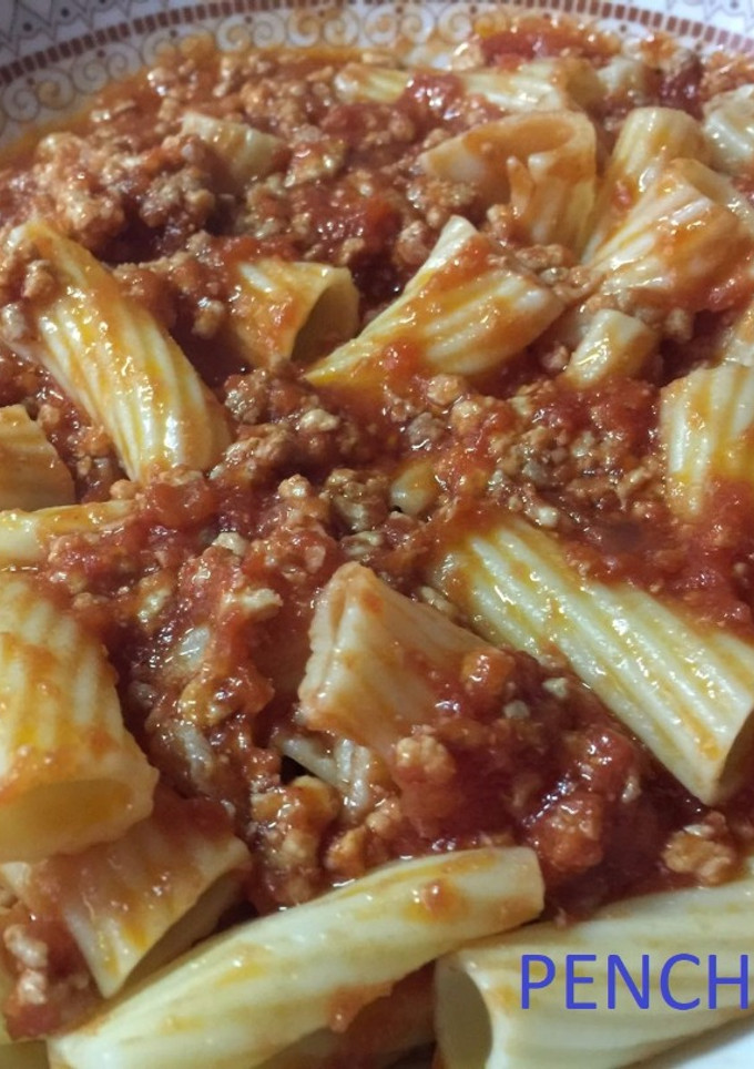 Una foto de Tortiglioni con salsa de carne y cebolla confitada