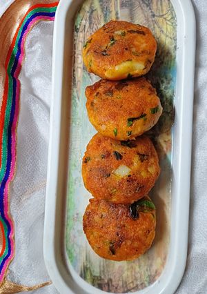कम ऑयल मे आलू टिक्की (kam oil me aloo tikki recipe in Hindi) रेसिपी मुख्य फोटो