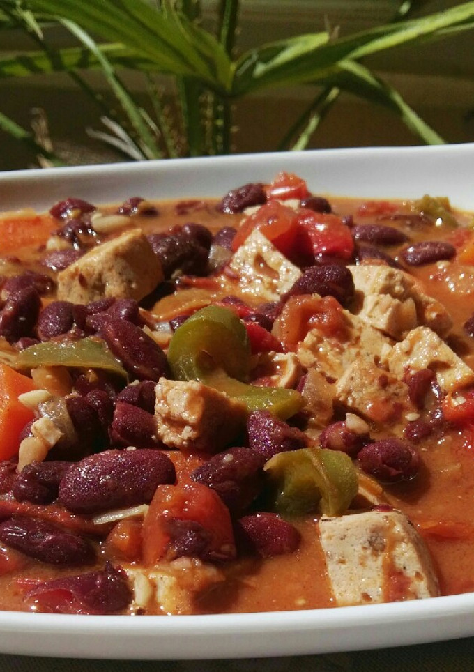 Una foto de Tofu guisado con alubias rojas