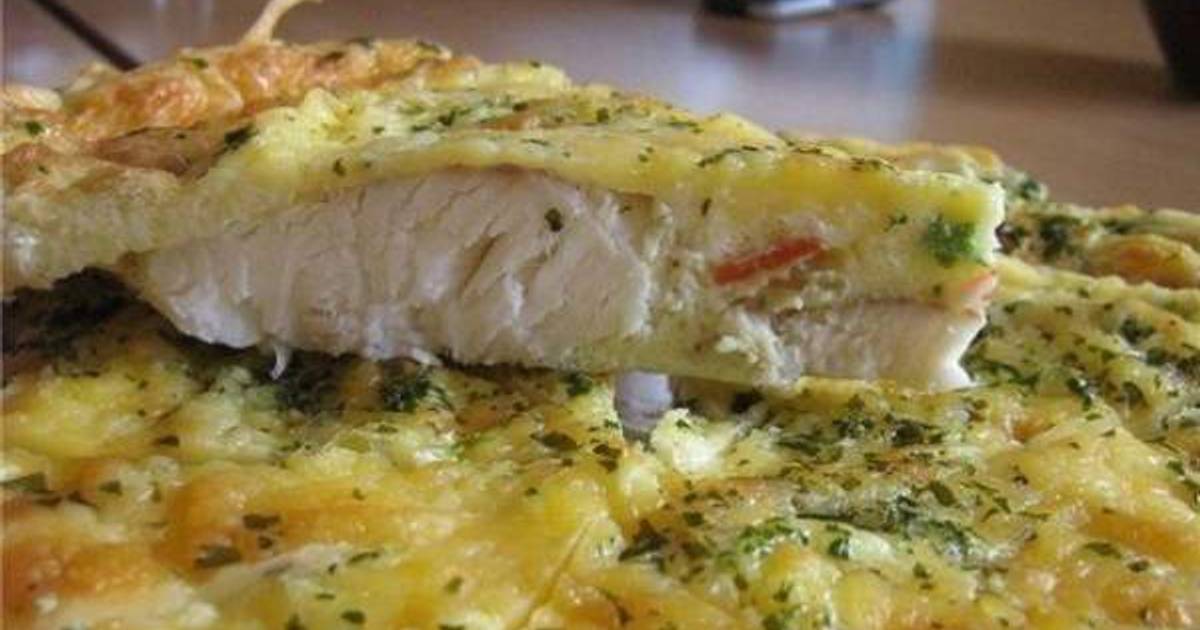 Семга под сыром. Картофельно-рыбная запеканка. Форель под сыром в духовке. Запеченная рыба в духовке со сметаной. Рыба хек запеченная в сметане.