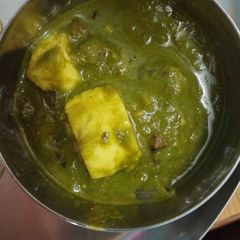 A picture of Palak paneer.