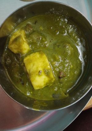 A picture of Palak paneer.