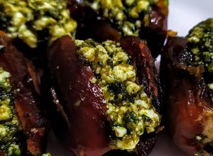 Una foto de DÁTILES Rellenos con Queso al🌿Pesto...!😋