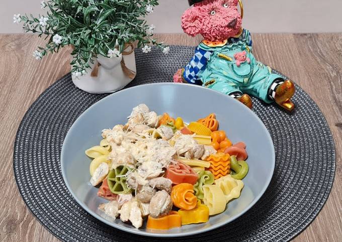 Макароны с курицей и грибами в сливочном соусе