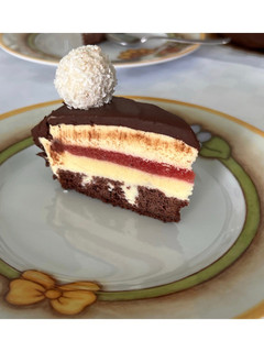 Foto di Torta moderna alle fragole e ai due cioccolati 🍓🍫