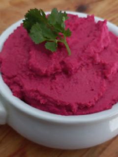 Una foto de Hummus de Garbanzos de beterraga o remolacha