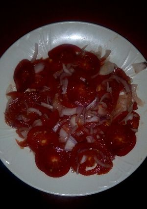 A picture of Onion tomato salad.